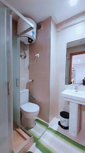 Shower, bidet - Superb apartment with swimming pool wifi (مراكش)