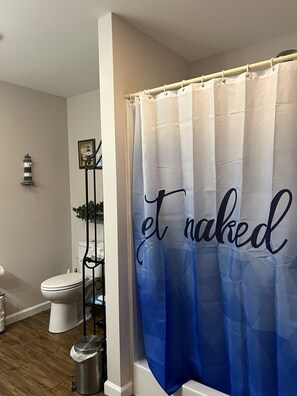 Dusche, Haartrockner, Handtücher, Toilettenpapier