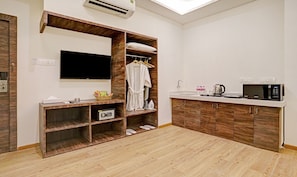 Deluxe Double Room | Desk, iron/ironing board - Treebo Premium Widlor Boutique (Mumbai)