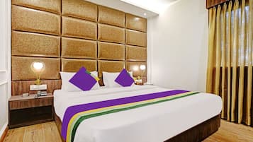 Quarto casal premium | Escrivaninha, ferros/tábuas de passar roupa