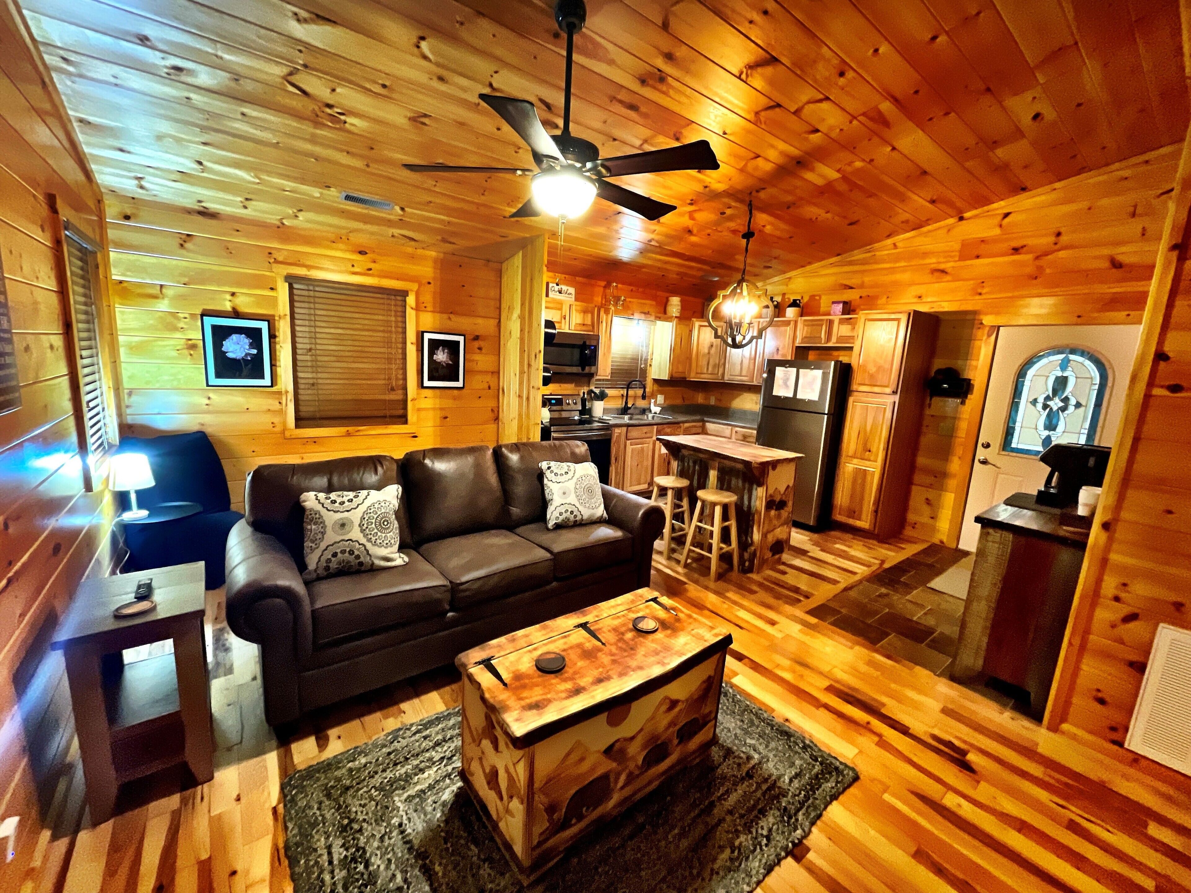 Creekside Cabin in the Smokies - Hummingbird Hollow