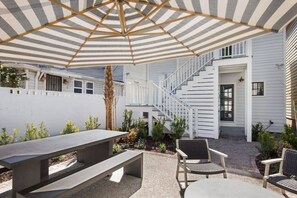 Outdoor dining - 3BR Near King St with Shared Garden & Pet Friendly (Charleston)