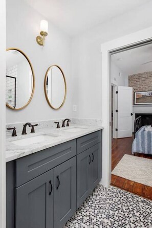 3 bedrooms, desk, iron/ironing board, travel cot - 3BR Near King St with Shared Garden & Pet Friendly (Charleston)