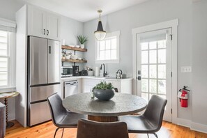 Réfrigérateur, four à micro-ondes, surface de cuisson, lave-vaisselle