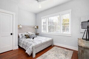 3 Schlafzimmer, Schreibtisch, Bügeleisen/Bügelbrett, Reisekinderbett