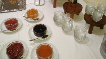 อาหารเช้าแบบบุฟเฟ่ต์ทุกวัน (EUR 13 ต่อคน)