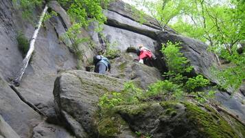 Un terreno rocoso al aire libre con grandes rocas y vegetación escasa.
