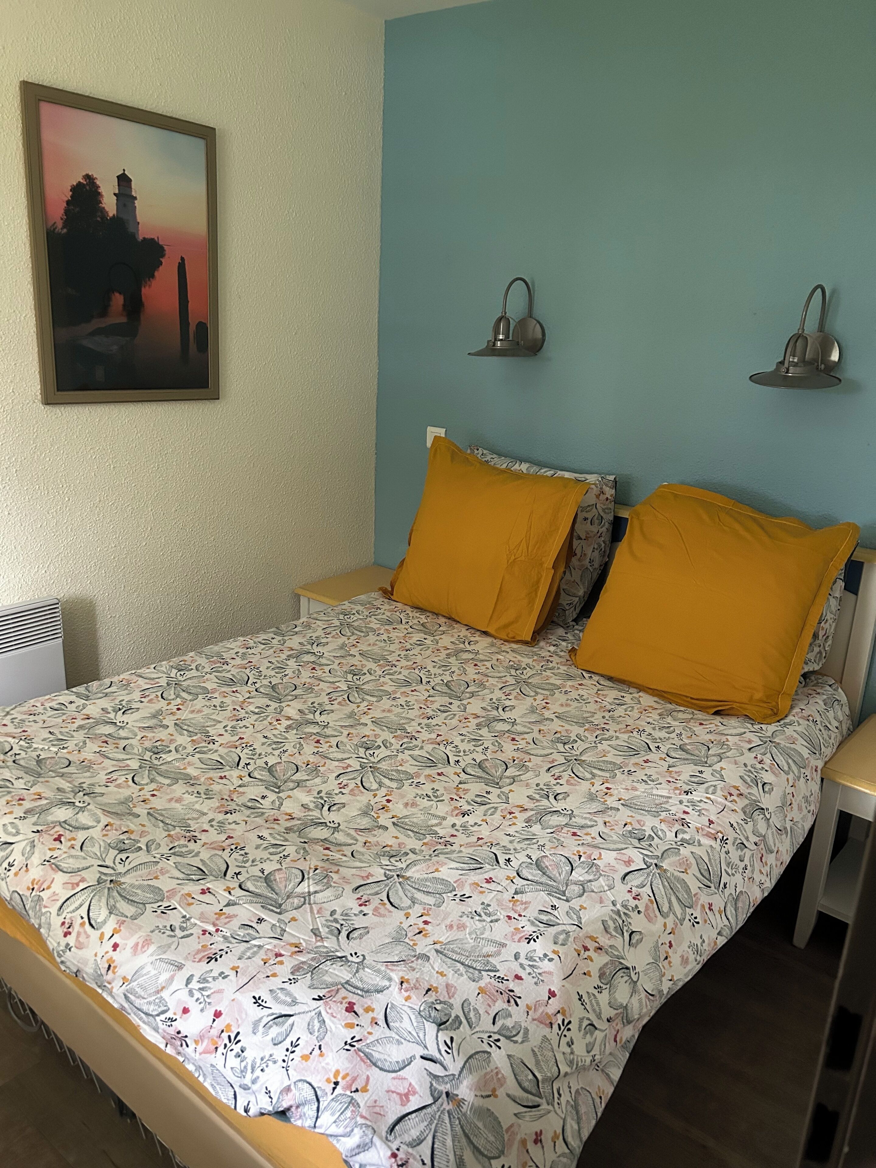 2 bedrooms, travel crib, free WiFi, bed sheets
