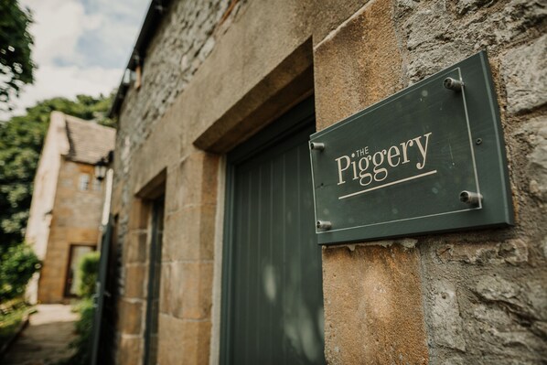 A building with a sign that reads "The Pigery." - Rural Holiday Cottage With Log Burner (Buxton)