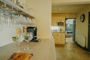 Kühlschrank, Mikrowelle, Ofen, Geschirrspüler