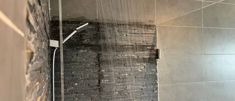 Serviettes fournies, papier toilette