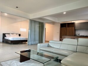 Smart TV - THE SPACEROOM | BEAUTIFUL LOFT (Abidjan)