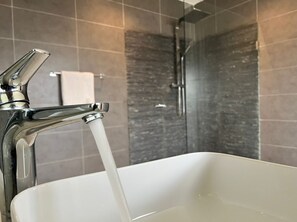 Towels, toilet paper - THE SPACEROOM | BEAUTIFUL LOFT (Abidjan)