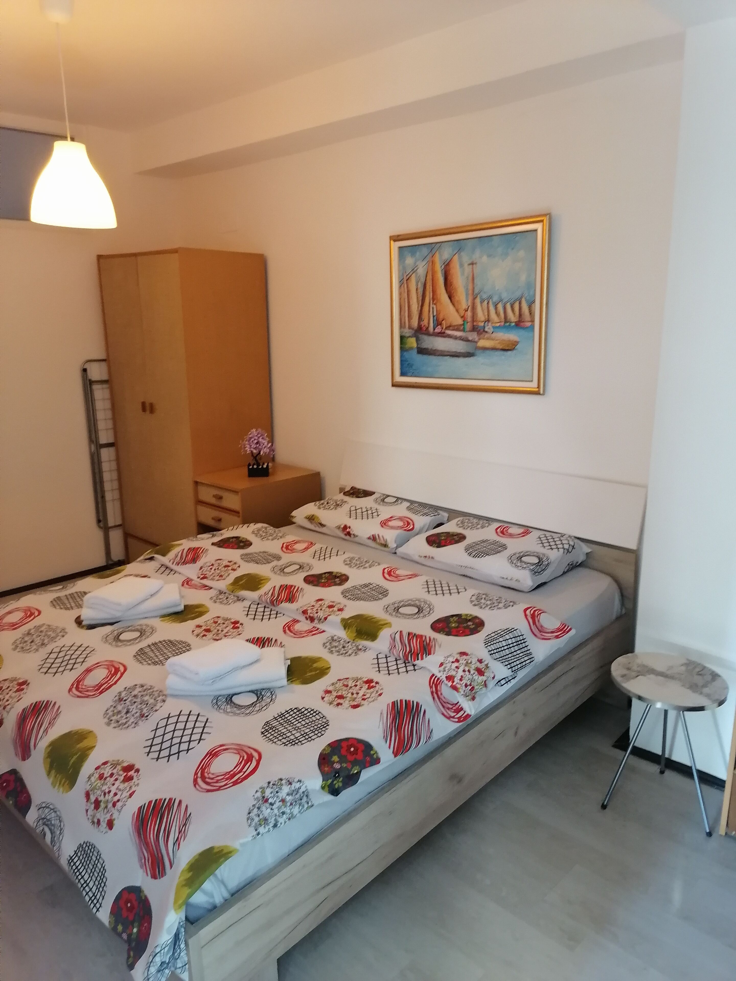 Leilighet – business, 1 kingsize-seng | Sengetøy av topp kvalitet, skrivebord for bærbar PC og blendingsgardiner