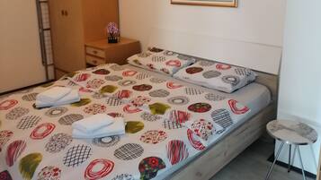 Business Apartment, 1 King Bed | 2 bedrooms, premium bedding, laptop workspace, blackout curtains