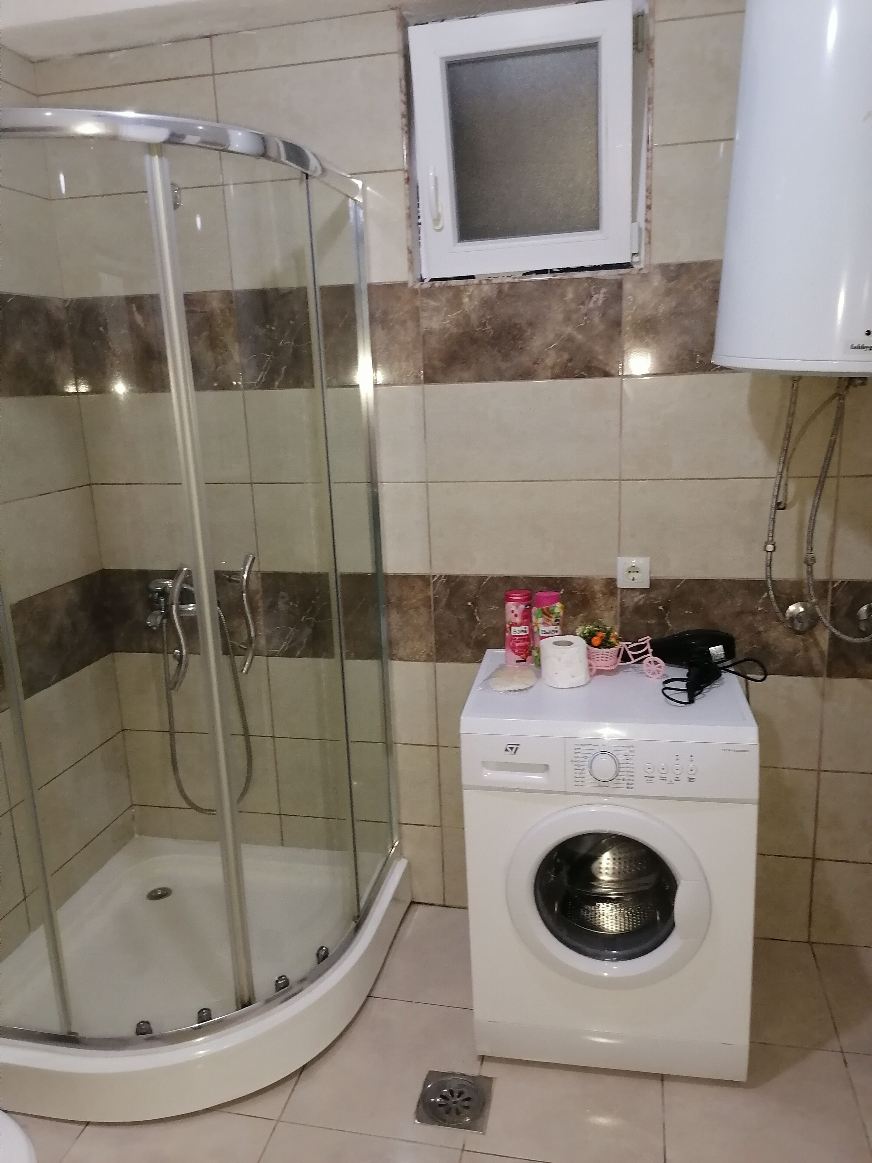 Apartamento Business, 1 cama de matrimonio grande | Baño | Ducha, cabezal de ducha tipo lluvia, secador de pelo y albornoces