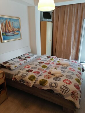 Premium bedding, laptop workspace, blackout drapes, soundproofing - Joni's Apartment in Old Town Skopje (Skopje)