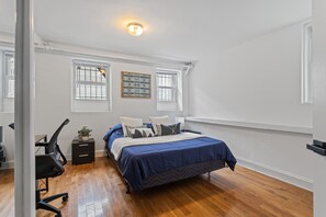 2 bedrooms, desk, WiFi, bed sheets