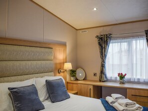 2 bedrooms, free WiFi, bed sheets - 2 bedroom accommodation in Cameron, near St Andrews (Cameron, near St Andrews)