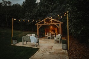 Outdoor dining - Luxury Rural Holiday Cottage With Log Burner (Buxton)
