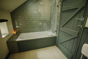 Combined shower/tub, hair dryer, towels, soap - Luxury Rural Holiday Cottage With Log Burner (Buxton)