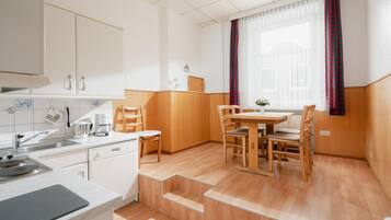 Réfrigérateur, micro-ondes, lave-vaisselle, cafetiÚre/bouilloire