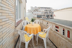 Outdoor dining - Apartment 7 in Haus Tiemann is located on the 1st floor with balcony (Norderney)