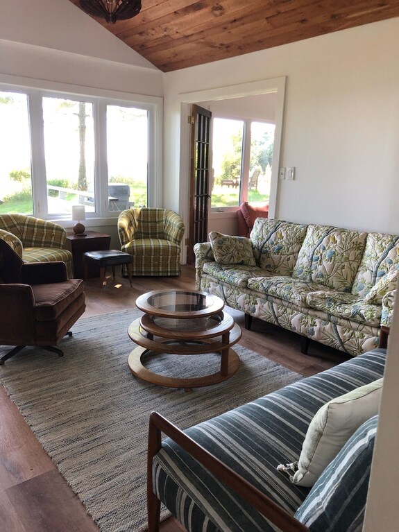 Bright And Cheerful Lake Front Beach Cottage - Belgium, WI