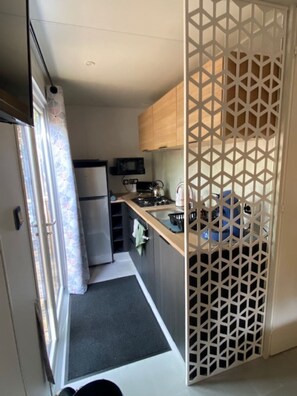 Réfrigérateur, four, lave-vaisselle, cafetière/bouilloire