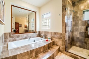 Bathtub, hair dryer, towels, soap - Stunning, spacious home with VIP access to private Mauna Lani Beach Club!   (Waimea)