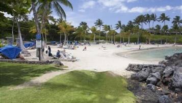 Plage à proximité, chaises longues, serviettes de plage