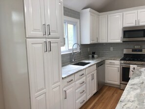 冰箱、微波炉、烤箱、炉灶