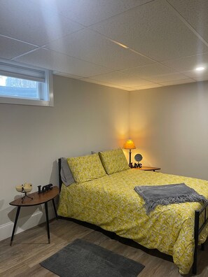 Tabla de planchar con plancha, wifi gratis y ropa de cama 
