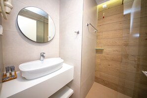 Phòng đôi Deluxe, 1 giường cỡ king, quang cảnh biển | Bồn cầu tự nâng