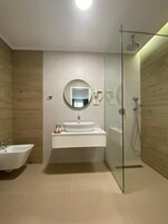 Family Suite | Bathroom | Shower, rainfall showerhead, free toiletries, hair dryer