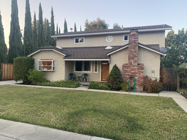 Exterior - Large Palo Alto Home, Pool, 5 beds/3 baths, in the Heart of Palo Alto (Palo Alto)