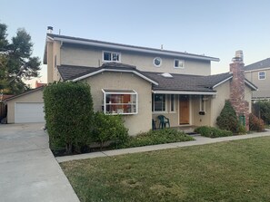 Exterior - Large Palo Alto Home, Pool, 5 beds/3 baths, in the Heart of Palo Alto (Palo Alto)