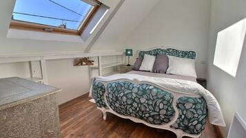 2 habitaciones, tabla de planchar con plancha y cuna de viaje