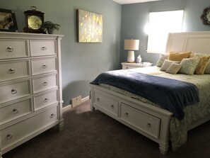 Tabla de planchar con plancha, wifi gratis y ropa de cama 