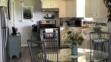 Frigorífico, microondas, horno y placa de cocina
