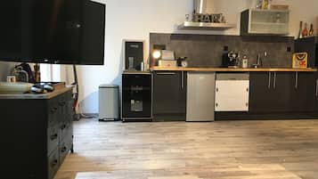 Een koelkast, een microgolfoven, een oven, een kookplaat