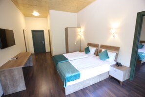 A hotel room with a bed, bedside tables, a desk, and a TV. - Maajid Quba Hotel&Restaurant Sanatorium (Quba)
