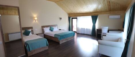 Quarto triplo luxo | Lençóis italianos Frette, roupas de cama premium, camas Tempur-Pedic