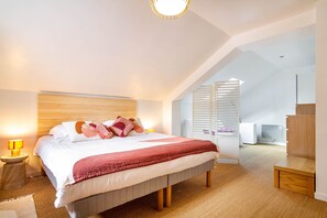 3 habitaciones, tabla de planchar con plancha y cuna de viaje 