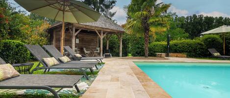 Una piscina al aire libre, una piscina climatizada
