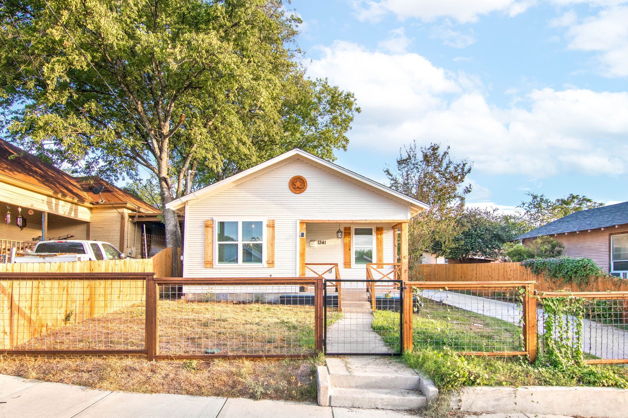 Modern and Stylish Family Home Near ATT&Riverwalk