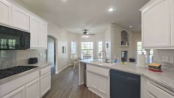 Frigorifero, microonde, forno, piano cottura