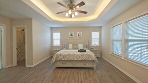 5 多间卧室、办公桌、熨斗/熨衣板、旅行婴儿床