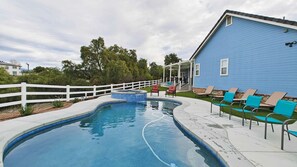 室外游泳池，恒温泳池