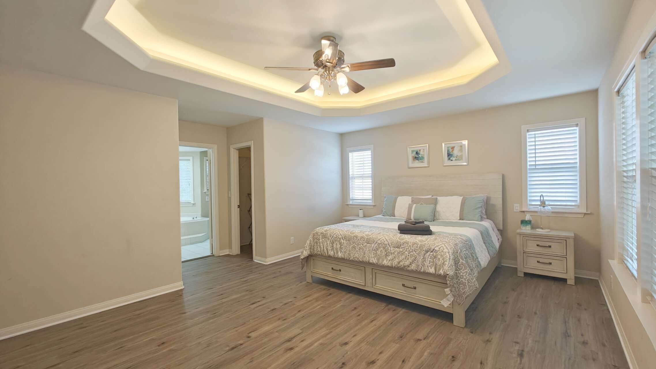 5 habitaciones, escritorio y tabla de planchar con plancha 